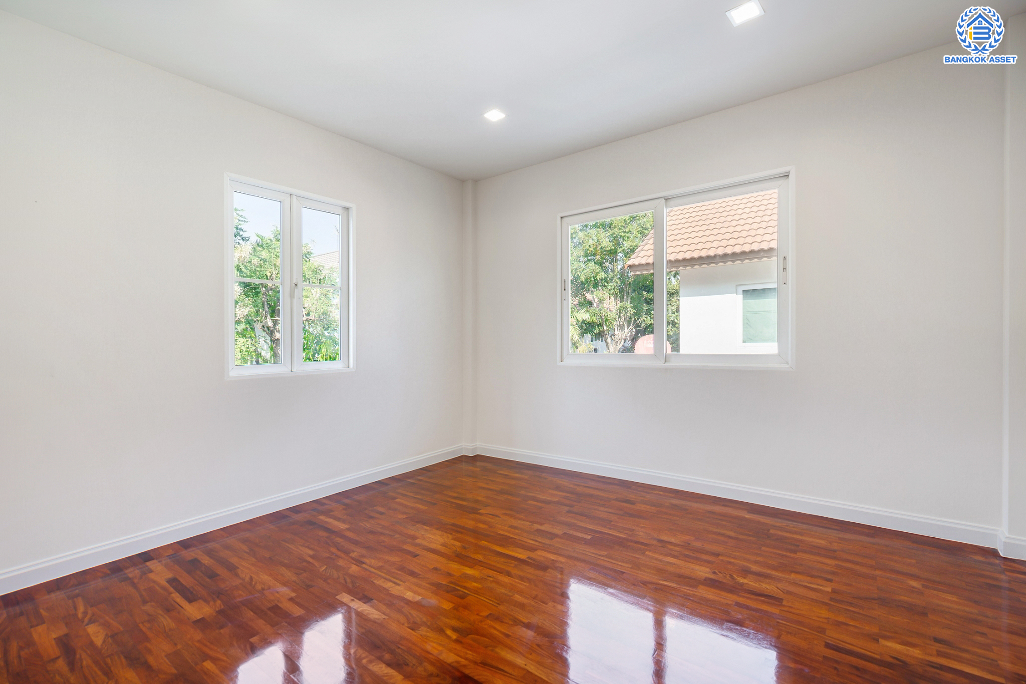 บ้านมือสองตกแต่งใหม่ ม.ลัดดารมย์ วัชรพล แบรนด์ Q.House เนื้อที่ 85.9 ตร.ว. ฟังก์ชัน 4 ห้องนอน 4 ห้องน้ำ จอดรถได้ 2 คัน Facilities ครบครัน บนทำเลเชื่อมต่อหลายเส้นทาง ถ.รามอินทรา ถ.สายไหม และถ.พหลโยธิน ใกล้สนามบินดอนเมือง ทางด่วน "ศรีรัช" และ "เซ็นทรัลรามอินทรา"